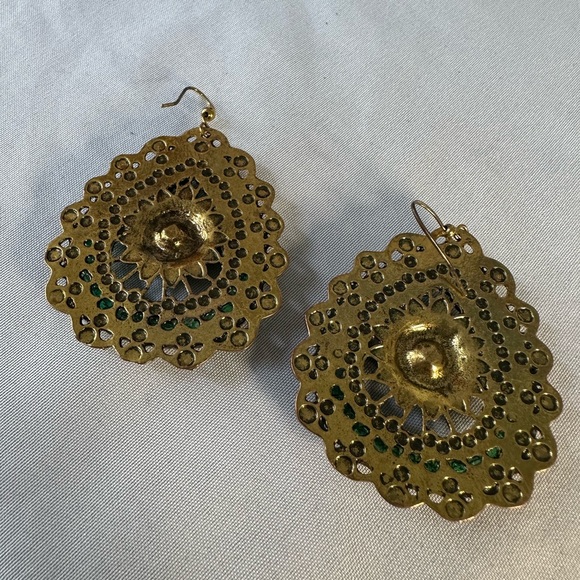 Large goldtone and greet sparkly rhinestone earrings - Picture 4 of 7